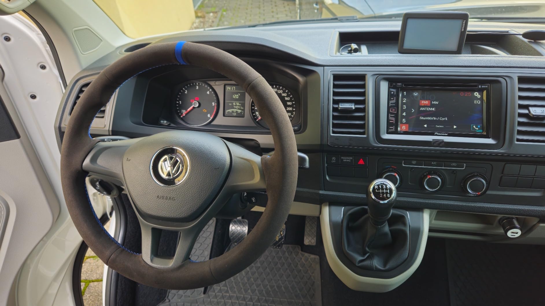 Mein VW T6 Lenkrad war nach vielen Kilometern abgenutzt – die einfache Lösung für Transporter Fahrer