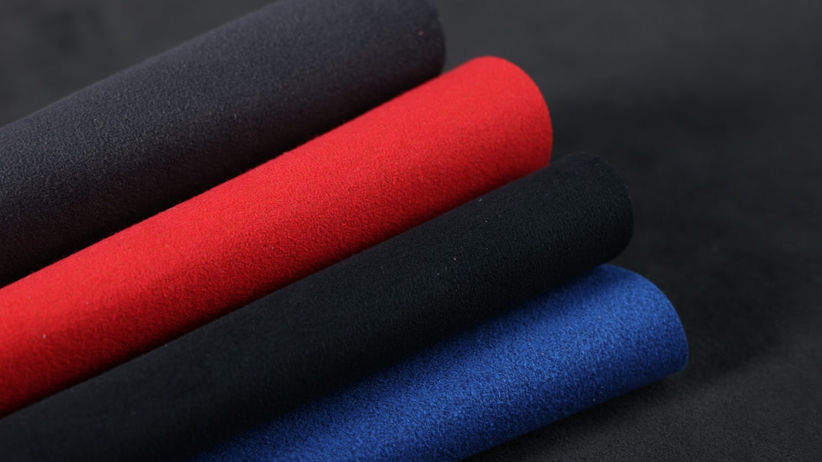 Textile Materialmuster in Dunkelgrau, Rot, Schwarz und Blau