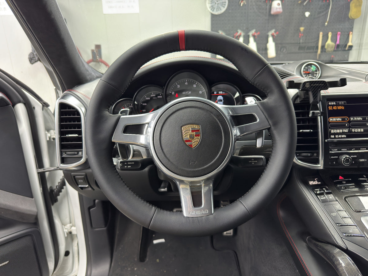 Porsche-Lenkrad mit schwarzem glattem Bezug und rotem oberen Marker
