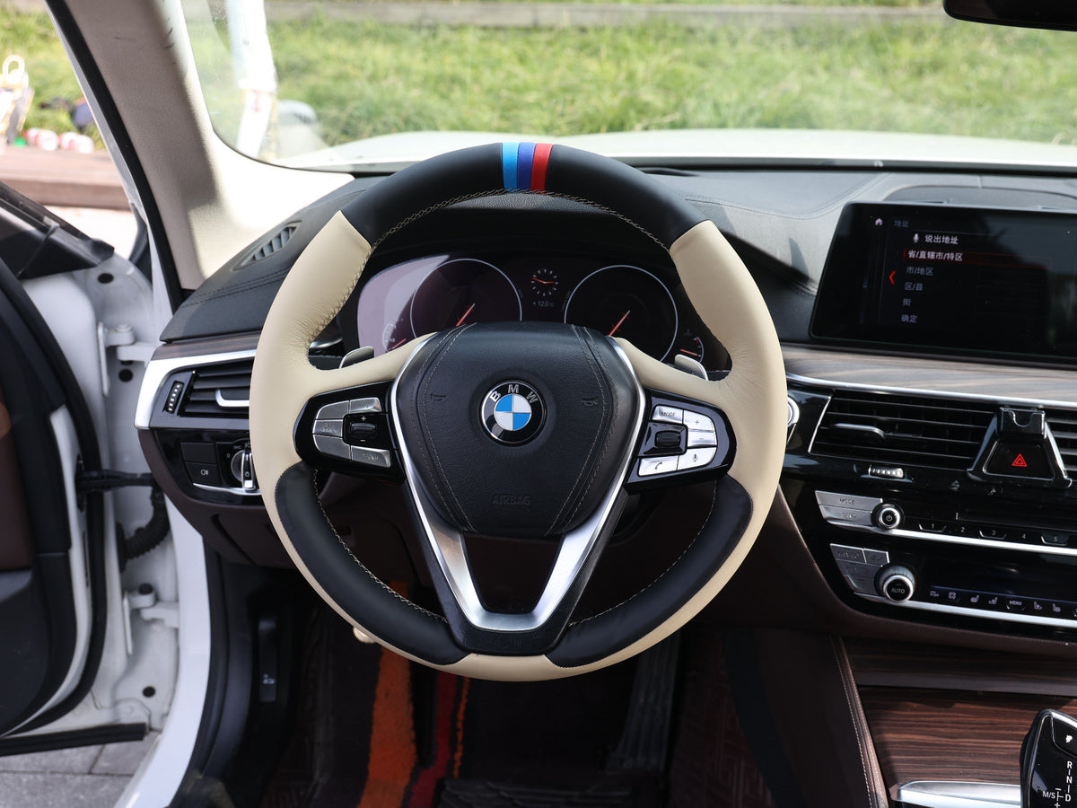 BMW-Lenkrad mit schwarzem und beigem Bezug sowie dreifarbigem oberen Marker