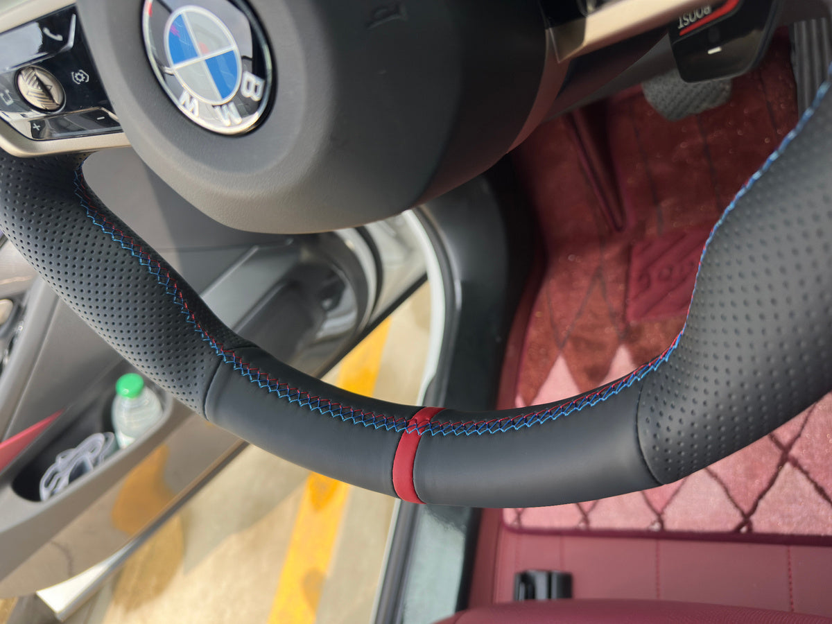Roter Farbstreifen und zweifarbige Naht am unteren Lenkradkranz
